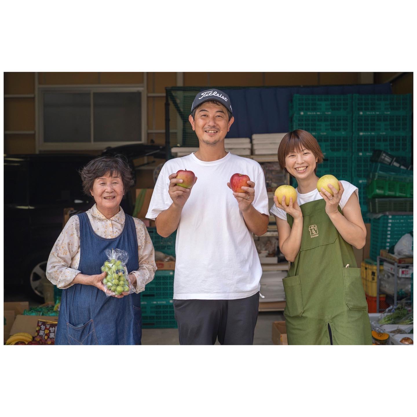 夏の終わりのいい顔コレクション♡🥸🤗巷では有名な、谷口青果店さん日吉公園から郵便局へ行く道の途中にあるガレージな店構えな八百屋さん。(あの場所なんて説明したら良いのかな？？)つやつやいいお顔の店長さんは、もともと野菜が苦手だったらしくそんな店長さんが、本当に美味しい️と、思った野菜しか置いていないそうです。うちの娘もここ一年くらい写真構えて撮られるのが苦手で(なんかごめん)そんなふうに何かしらとお題が天から与えられるのか〜？？と、シンパシーみたいなものを勝手に感じました。苦手〜なことが教えてくれる事があるし、強みになるかもしれない。そんな前向きな気持ちを持てた日でした。10月の中旬くらいにめっちゃ美味しいトマトが入荷する予定だそうです。絶対買いにいくぞーー(強め台風きているみたい、被害とかありませんように)