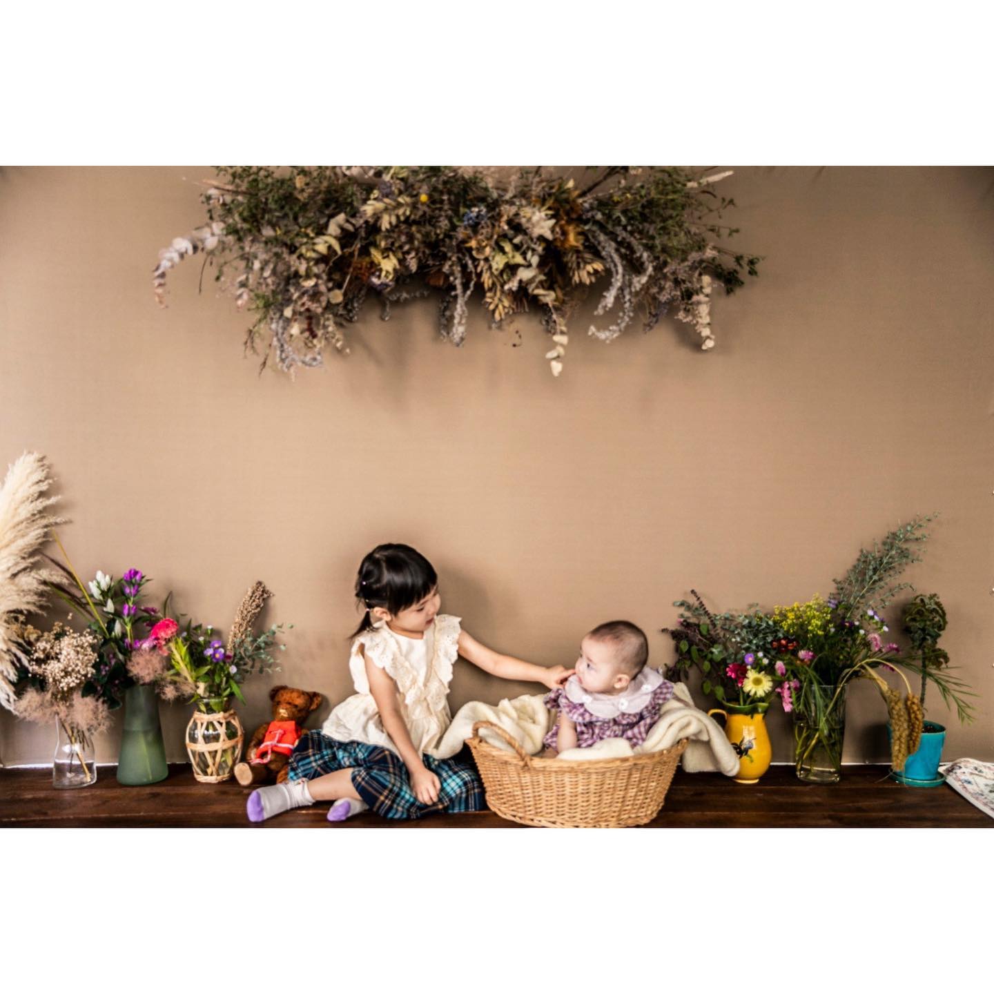 先日のお客様♡ベージュの背景とお花をほどほどコースというオーダーをいただいてこんな感じがいいかな？？とお客様をイメージして背景を作らせてもらいました♡気持ち秋のお花も入れながらカラフルにありがとうございました