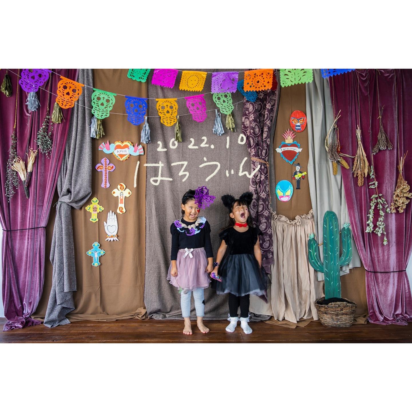 Halloweeeeeeeen!!!!!!2022🦇🧙🇲🇽告知012022年 10月8日〜10月27日ハロウィンの撮影イベントいたします。今年は、ハロウィンスポットとメキシコ〜死者の日スポットの2種類です🇲🇽メキシコには行ったことが無いのですがリメンバーミーとフリーダカーロと図書館とGoogle先生に教わって、作りました️️‍世界に一つだけの、今年だけ、10月だけのハロウィンスポットです。場所大阪市西区立売堀1丁目14-2日立ビル302Hamuこども写真館費用1家族　¥5,000(※一枠　3家族様まで。)時間　10時〜16時(1枠20分　入れ替え10分)内容︎データ10枚〜20枚　後日LINE やwebダウンロードにて納品。( 状況により、データの納品にお時間いた抱く場合もございます。早くデータをご希望の方はスタッフにお伝えください。)︎服装は自由です‍♀️仮装していても、普段着でも○一張羅でも〜コスプレも大歓迎です️‍ここぞとばかりに大好きな服装で来てください♡スタジオにて着替えをされる方は撮影時間より少し早めにお越しください。一部貸し出し無料のアイテムもございます。︎フェイスペイントなどございます。ゾンビメイクなどいかがですか？︎撮影時間----20分(お着替えをされる方は10分前に入場可能です)︎特典後日Instagramにアップしていただいた方に、忘れた頃に届く‍♀️プリント一枚サービスさせていただきます。投稿する際に#Hamuこどもハロウィン2022の、ハッシュタグをつけてください(※当アカウントがフォローしている方、もしくは公開アカウントで、確認できる方のみ対象です。)︎子供限定プレゼントとりっく　おあ　とりーと言ったら、おかしがもらえるよ❣️(いわなくてももらえるよ！)🦇🧙🦇🧙‍♀️お友達と普段着でも‍♀️ふらっと、ハロウィンを味わいに来てください。大好きな服を着てゾンビメイクでも〜‍♀️異国情緒満載な家族写真なんていかがでしょうか？♡詳しい日程は次の投稿を、ご確認くださいご予約はDM、LINE、コメント欄にて承りますよろしくお願いいたします。#Hamuこどもハロウィン2022