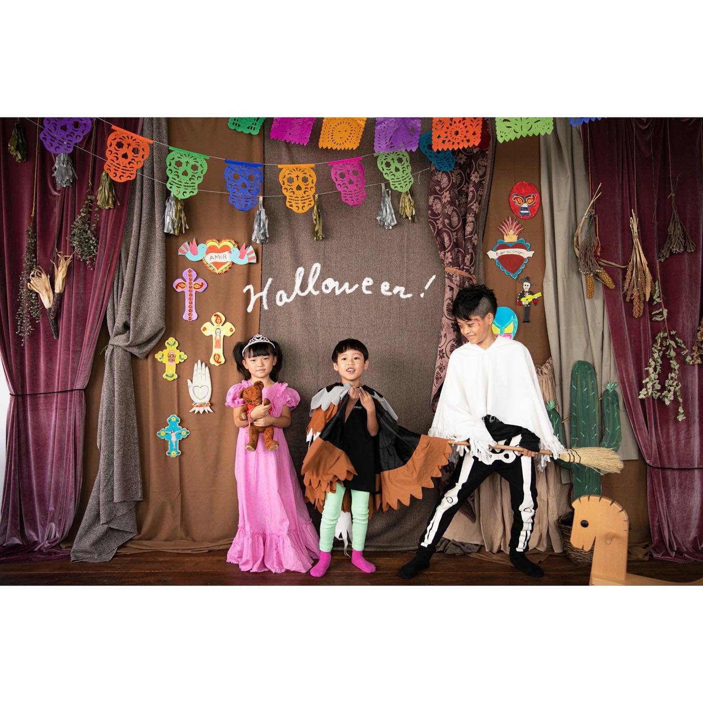 Halloweeeeeeeen!!!!!!2022🦇🧙🇲🇽告知022022年 10月8日〜10月27日ハロウィンの撮影イベントいたします。今年は、ハロウィンスポットとメキシコ〜死者の日スポットの2種類です🇲🇽メキシコには行ったことが無いのですがリメンバーミーとフリーダカーロと図書館とGoogle先生に教わって、作りました️️‍世界に一つだけの、今年だけ、10月だけのハロウィンスポットです。場所大阪市西区立売堀1丁目14-2日立ビル302Hamuこども写真館費用1家族　¥5,000(※一枠　3家族様まで。)時間　10時〜16時(1枠20分　入れ替え10分)内容︎データ10枚〜20枚　後日LINE やwebダウンロードにて納品。( 状況により、データの納品にお時間いた抱く場合もございます。早くデータをご希望の方はスタッフにお伝えください。)︎服装は自由です‍♀️仮装していても、普段着でも○一張羅でも〜コスプレも大歓迎です️‍ここぞとばかりに大好きな服装で来てください♡スタジオにて着替えをされる方は撮影時間より少し早めにお越しください。一部貸し出し無料のアイテムもございます。︎フェイスペイントなどございます。ゾンビメイクなどいかがですか？︎撮影時間----20分(お着替えをされる方は10分前に入場可能です)︎特典後日Instagramにアップしていただいた方に、忘れた頃に届く‍♀️プリント一枚サービスさせていただきます。投稿する際に#Hamuこどもハロウィン2022の、ハッシュタグをつけてください(※当アカウントがフォローしている方、もしくは公開アカウントで、確認できる方のみ対象です。)︎子供限定プレゼントとりっく　おあ　とりーと言ったら、おかしがもらえるよ❣️(いわなくてももらえるよ！)🦇🧙🦇🧙‍♀️お友達と普段着でも‍♀️ふらっと、ハロウィンを味わいに来てください。大好きな服を着てゾンビメイクでも〜‍♀️異国情緒満載な家族写真なんていかがでしょうか？♡詳しい日程は次の投稿を、ご確認くださいご予約はDM、LINE、コメント欄にて承りますよろしくお願いいたします。#Hamuこどもハロウィン2022