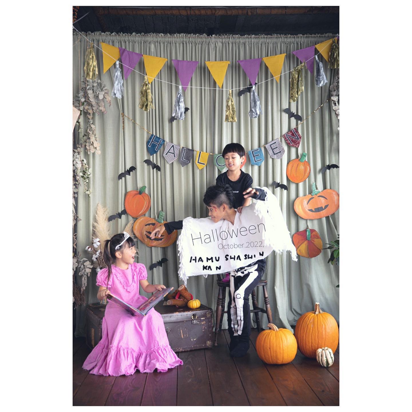 Hamuこども HALLOWEEN(告知04)ちなみに、こどもさん以外も大歓迎です️‍お兄さんお姉さんお父さんお母さんおじいちゃん、おばあちゃん是非遊びに来てください告知❹はメイキング特集です。今回のポイントは、カラフルに彩る、メキシコアイテムです。こちらメキシコ分は全て(サボテンの仕上げ以外)@stamp_studio_ota あきちゃんの手描きペイントになっております描いている素材は、どんな人も一度は手にしたことがある、あの素材です。軽くて、調達が自在で保管も楽ちん、コストもかからず飾るのも、軽くて落ちてきても危なくない。最高の素材です️‍課題は、安っぽくならないか？？という心配がありましたが、さすがあきちゃん心配ご無用でした！とっても素敵に素材の味がいい方向に生きております。ものづくりの視点からも楽しんでいただけたら嬉しいです️‍まだまだハロウィン気分にならないかもしれませんが、ちょっと非日常な空間を楽しめたらなーとおもいますご予約お待ちしております❣️#hamuこどもハロウィン2022 #ハロウィン#ハロウィンパーティー##こども写真