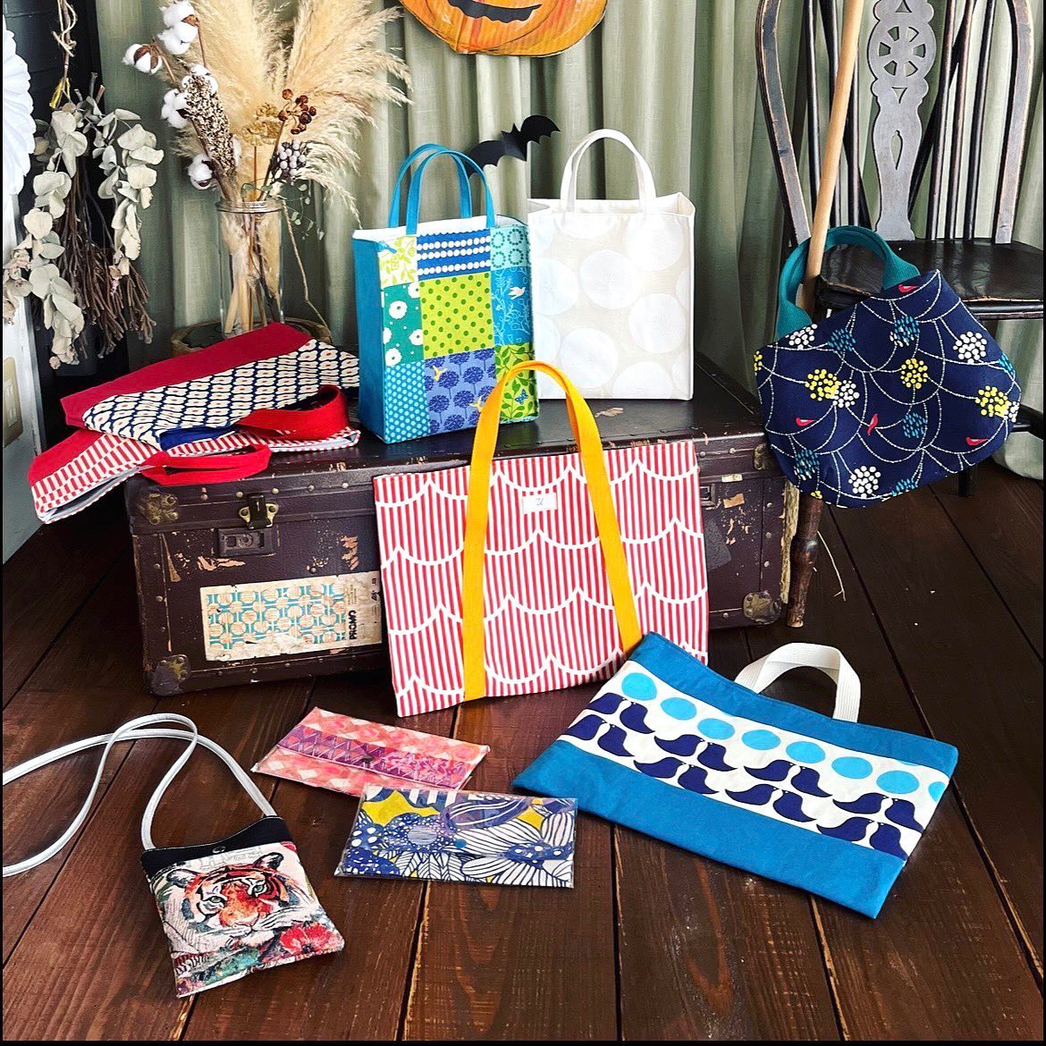 来週の月曜日10月17日から月末まで@mimi33_super の作家のともちゃんがmimiの可愛いアクセサリーと布小物や入園グッツをたくさん持ってきてくれますmimiのアクセは、金属アレルギーでピアスの穴が封じられた私もつけれる可愛くて軽くてさりげなくテンション上がるアクセサリーですよ️‍そして布小物の商品を、手に取ってぜひみてもらいたい！！丁寧な縫製可愛い柄の数々ー！！写真以外にもたくさん持ってきてくれるようです撮影の予約がなくても大丈夫です‍♀️是非ぷらっと見にきてください下に看板が出ている時は、オープンしております遠くから来られる方は一度ご連絡いただけたら開けに行きまーす#アクセと布小物#可愛い柄#子供も親も好きな柄#うちも狙ってます️‍