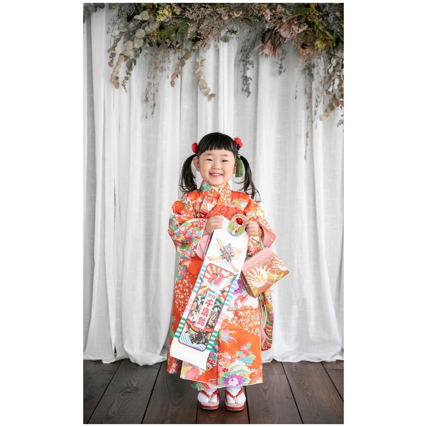 ナチュラル七五三(2021年撮影)３歳さんは、お着物を着てまっすぐ立つのもなかなか大変スタジオではあの手この手で、ゆっくりと、時に素早く！お子さんに合わせたペースで撮影させてもらっています。個性を大事に、その子らしさの可愛いところを、寄り添いながら拾い集めます。可愛い時を、記録しにきてください。
