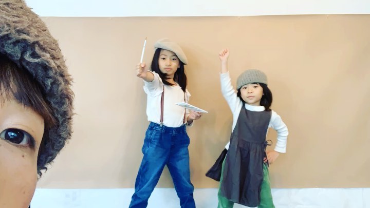 今年の年賀状は写真嫌いの姉さんと一緒に決めました大好きなお絵かきしているところ〜なら撮影OK‍♀️という事でもう撮影のお付き合いしてくれるのも、ぼちぼち終わりが近づいているなぁーと感じつつ、家族でお絵かき楽しみました大好きな絵を描いて、ポーズもバッチリ決めてくれました！ありがとう一応テーマは干支のウサギ🐇なのですが、ピカチュウ？？画伯いわく、これもウサギだそうです。来年はどんな年賀状になるのかな？？一年を〆る集大成の年賀状撮影、それに向けて今年も走りますひとまず、お正月ゆっくり充電いたしましょう〜本年もゆるゆるとよろしくお願いいたします。^_^#hamuの年賀状