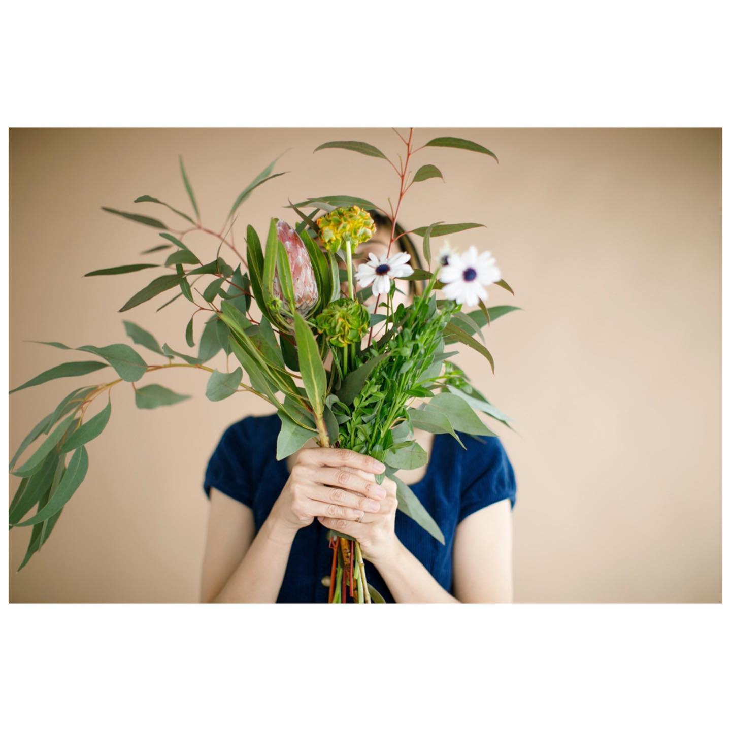 modelされている幼稚園時代のママ友と写真でコミュニュケーションフォトセッション(なんやそれ🤣)しましたざっくりしたイメージをすぐに全身で表現してくれて、さすがでした❣️個性的で素朴で常に動いているけど落ち着いている、アンバランスなものをもっているけど至ってシンプルこれは私が持っている彼女のイメージそしてそんな彼女をイメージして選んだお花たち。ベージュバックのシリーズは初めの方に撮った写真、ここら辺からお互いの緊張が解けて楽しくなってきましたありがとうございました❣️@aynoooooooo LOVE️‍️‍️‍#あやのちゃんシリーズ#感性と感性のぶつかり稽古#楽しかった️