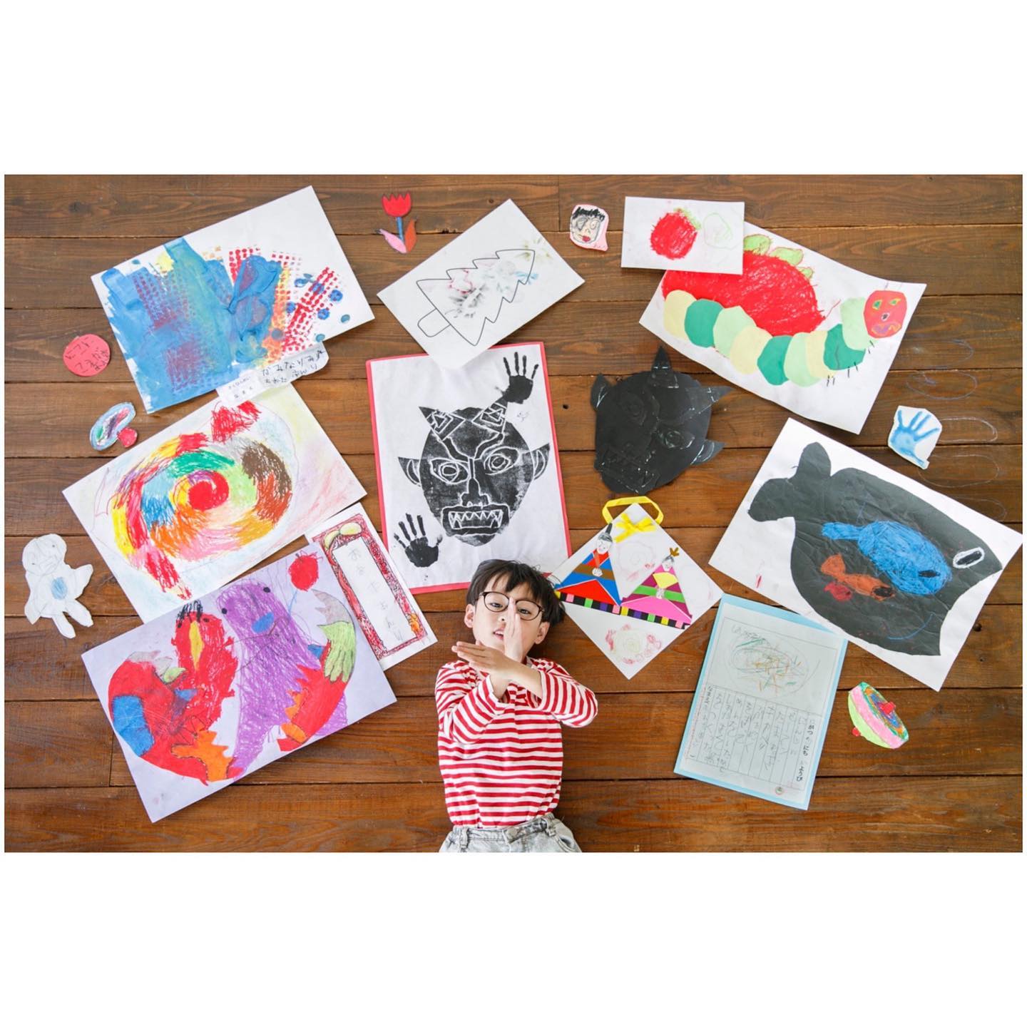 小学校での1年間の制作の作品と一緒に撮って欲しい〜と、半年前からご予約いただいたお客様ありがとうございます❣️作品と、作者ご本人を撮らせていただきましたたまる作品どうしようーー？？とお困りの方々、作品とその時のお子さんを一緒に撮影なんていかがでしょうか？？♡白壁に作品を貼って、ギャラリーのように〜と床に置いて真上から撮るのと2パターン選べます♡自分展覧会〜気分で記念写真をとりませんか？？ご希望の方は、DMにてご依頼お待ちしております♡